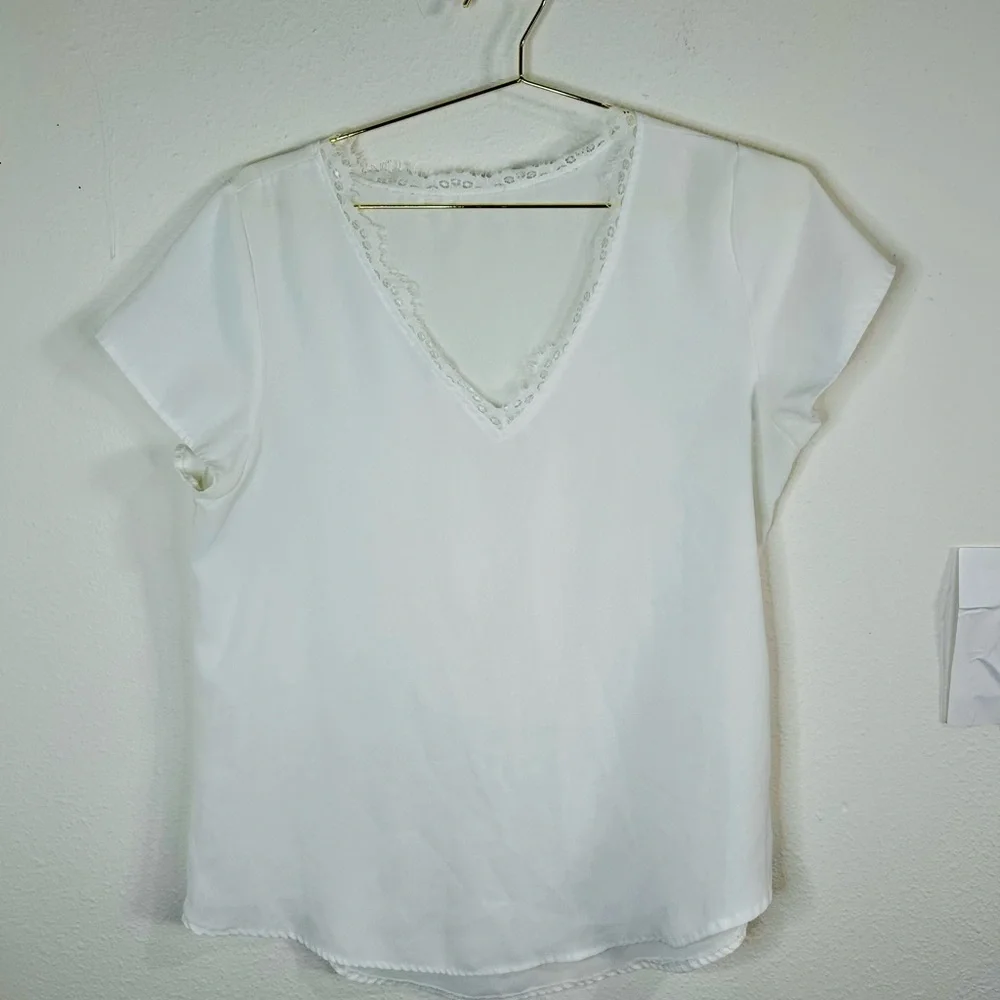 Unbranded White V-Neck Blouse with Lace Trim - Size Large Lightweight Top - Picture 2 of 7